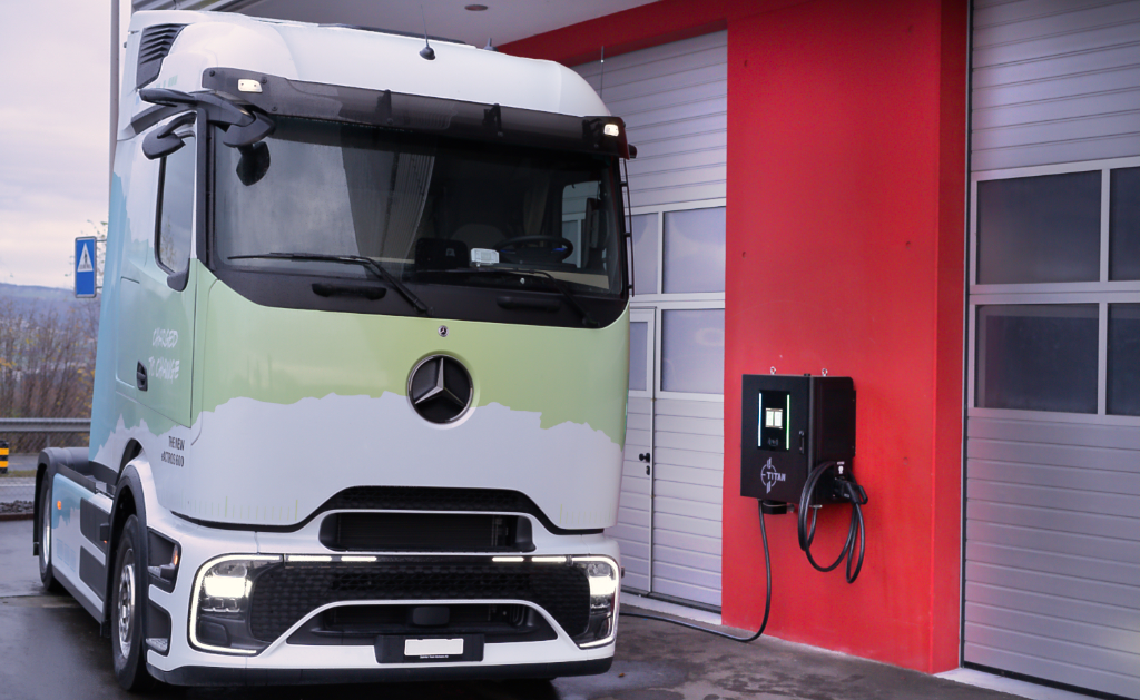 Elektro LKW lädt an DC Ladestation bei Logistikunternehmen und Gewerbeflotte
