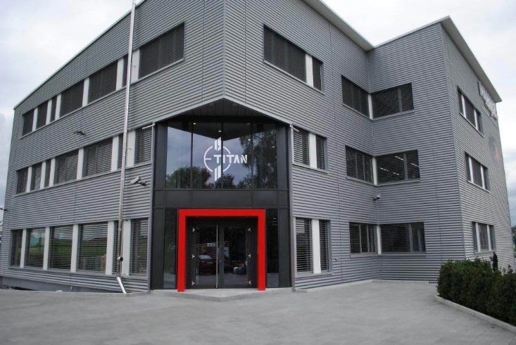 Fimrengebäude der Firma E-Titan AG mit Logo beim Eingang